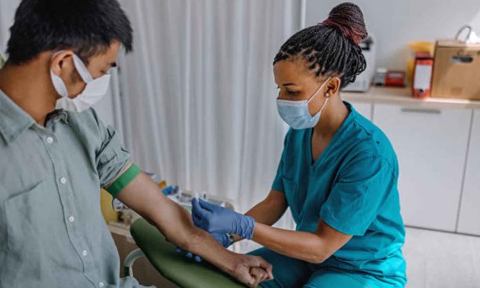 Nurse preparing patient to do a blood analysis ONG VIH