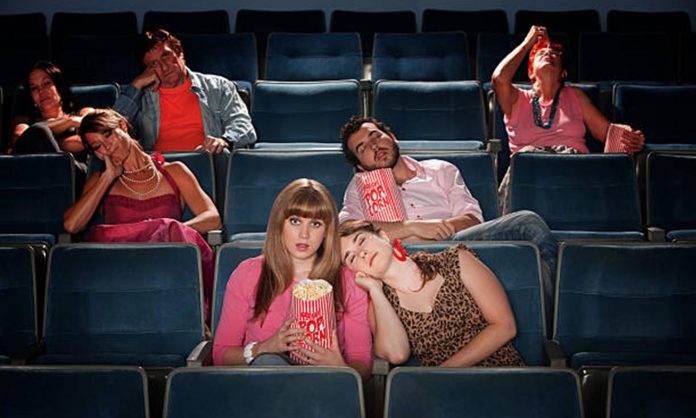 Bored people fall asleep in a theater películas ciencia ficción