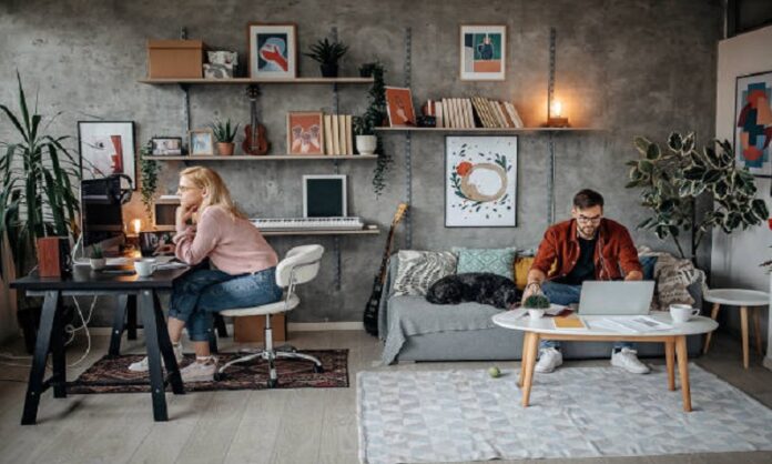 pareja trabajan casa Pareja trabajan casa