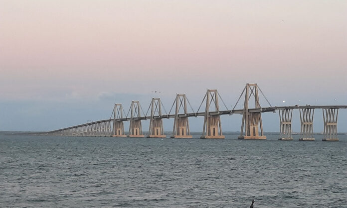 JPPuenteRafaelUrdaneta_(2) puente sobre el lago