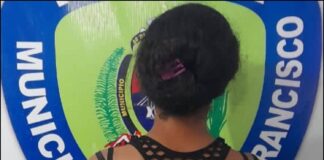 joven golpea pareja