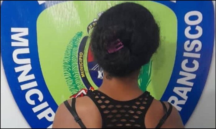 joven golpea pareja