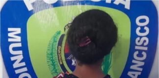 Mujer golpea pareja