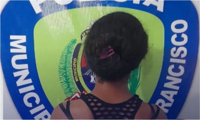 Mujer golpea pareja