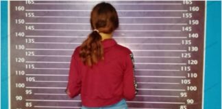 joven simuló
