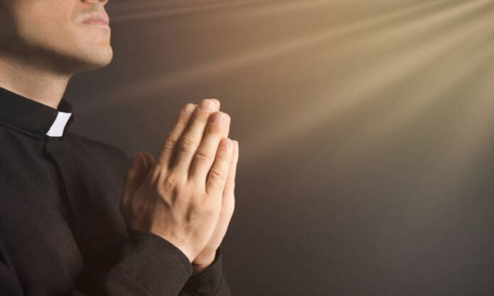 FalsoSacerdote falso sacerdote