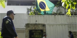 Opositores asilados embajada