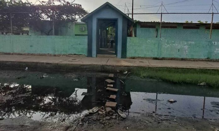 escuela Madre Elisa Jaramillo bote aguas negras escuela Madre Elisa Jaramillo bote aguas negras