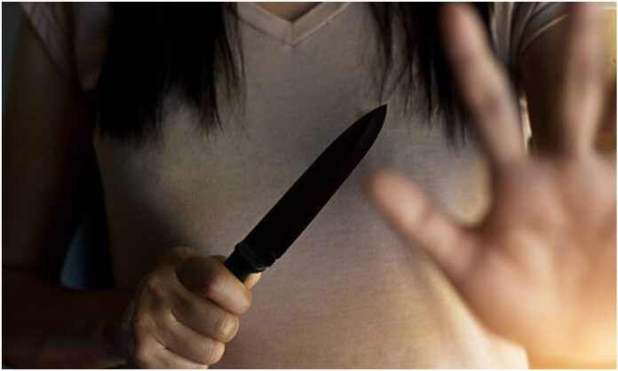 mujer con una navaja