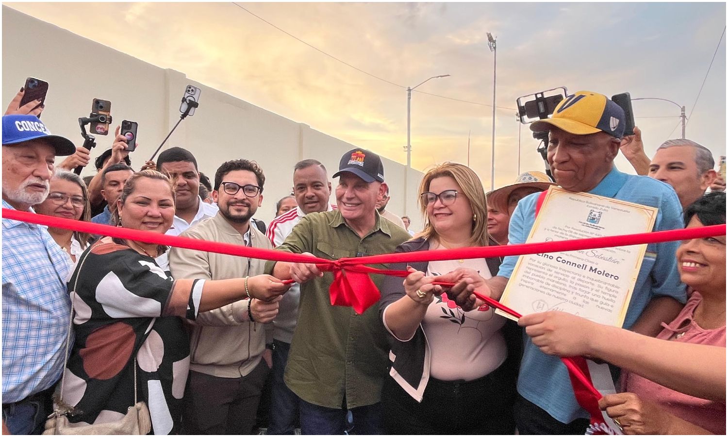 Alcaldía de Maracaibo honra a Lino Connell con la Orden San Sebastián y una avenida con su nombre