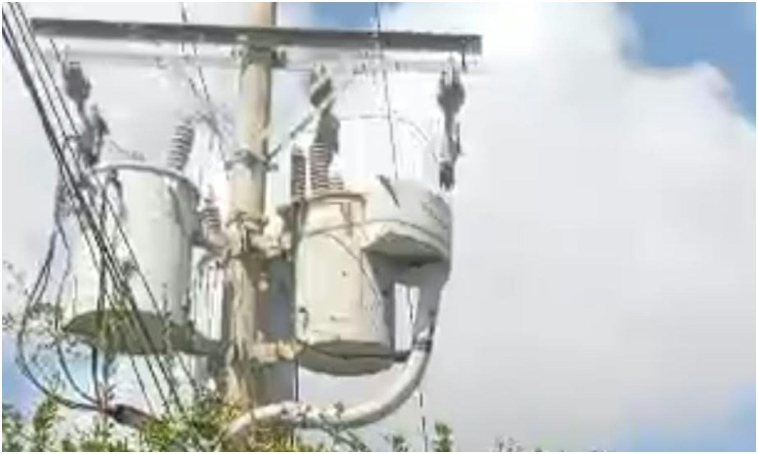 Familias del sector 10 de San Jacinto cumplen 48 horas sin electricidad tras explosión de un cable de alta tensión
