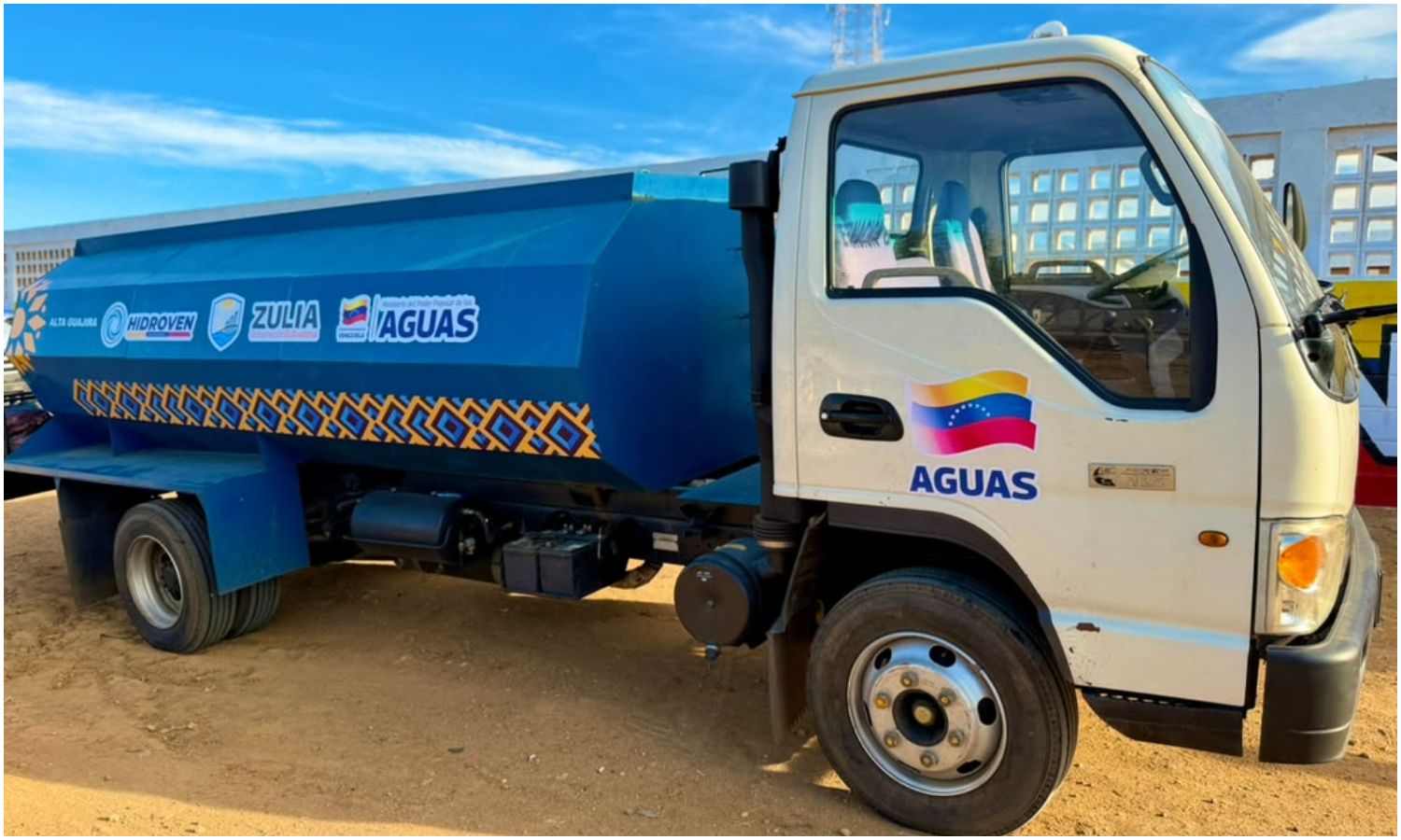 Gobernador Luis Caldera entrega camiones cisterna y anuncia proyectos de agua potable y electricidad en la Alta Guajira