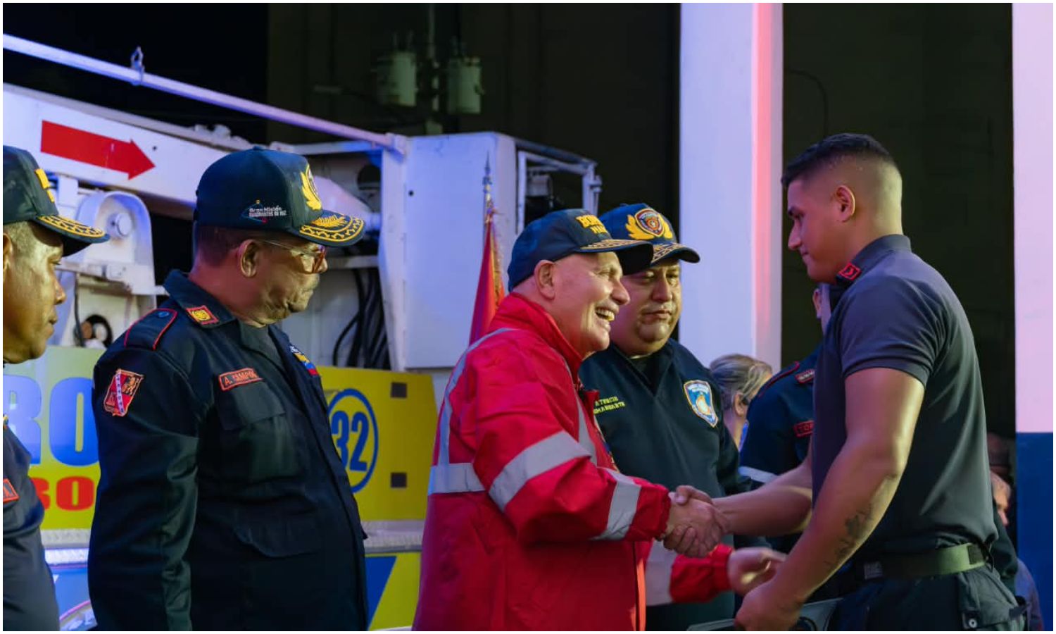 Alcaldía de Maracaibo entrega 300 uniformes y asciende a 78 bomberos por su labor de servicio