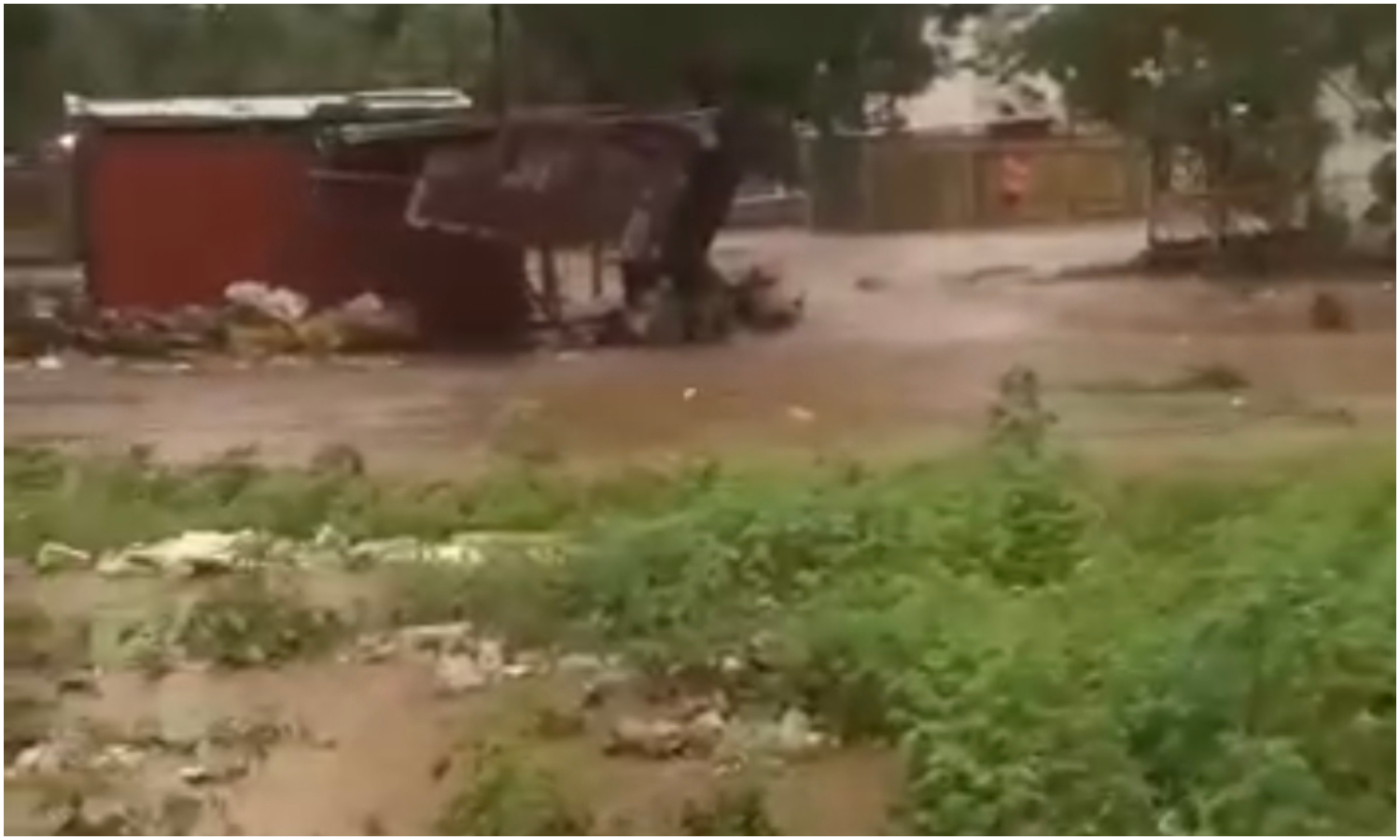 Cañada Morillo se desbordó tras el aguacero e inundó viviendas y negocios en Maracaibo