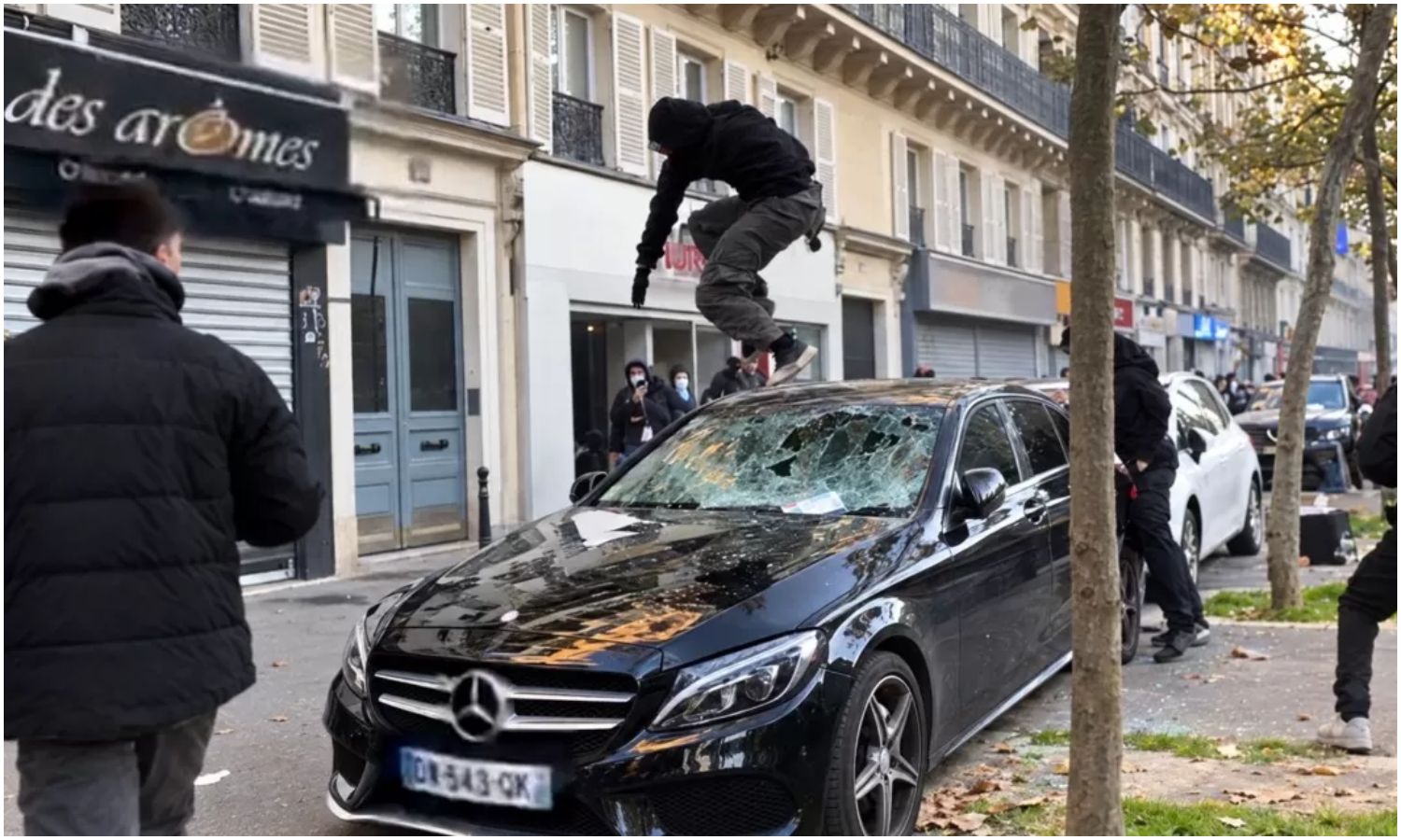 Francia anuncia toques de queda parciales tras disturbios y saqueos en varias ciudades